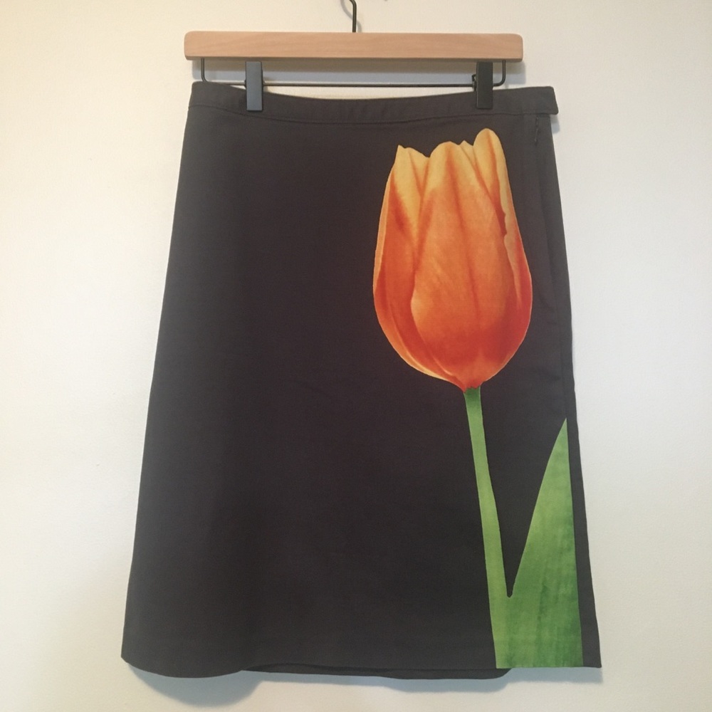 Final Markdown ~ Dark Gray Skirt with Tulip Graphic Print, Size 6